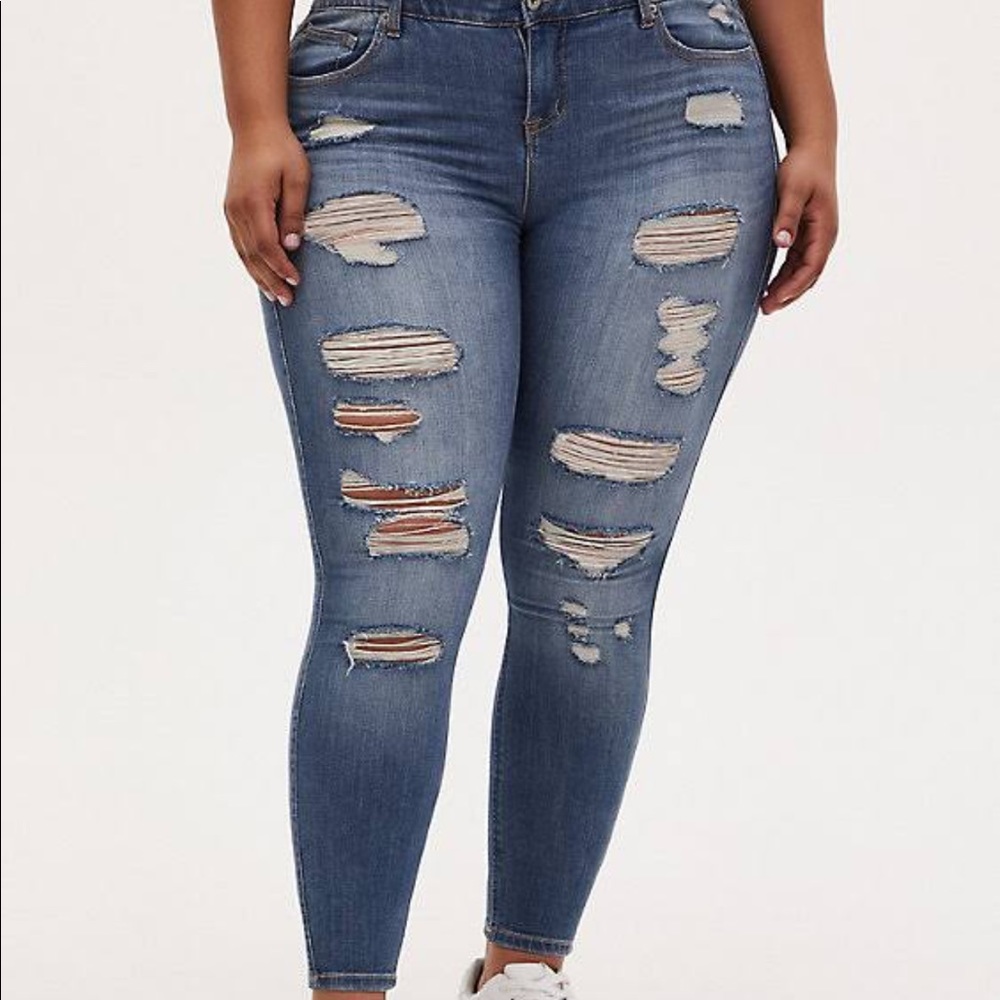 Torrid Bombshell Skinny Medium Wash Distressed 20 Short Jeans